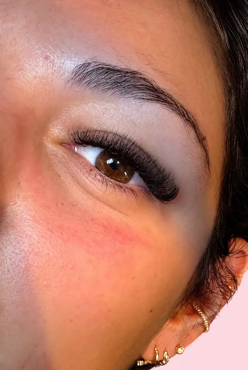 Extensions de cils posées par Alicia : regard de trois quarts, cils fournis et recourbés