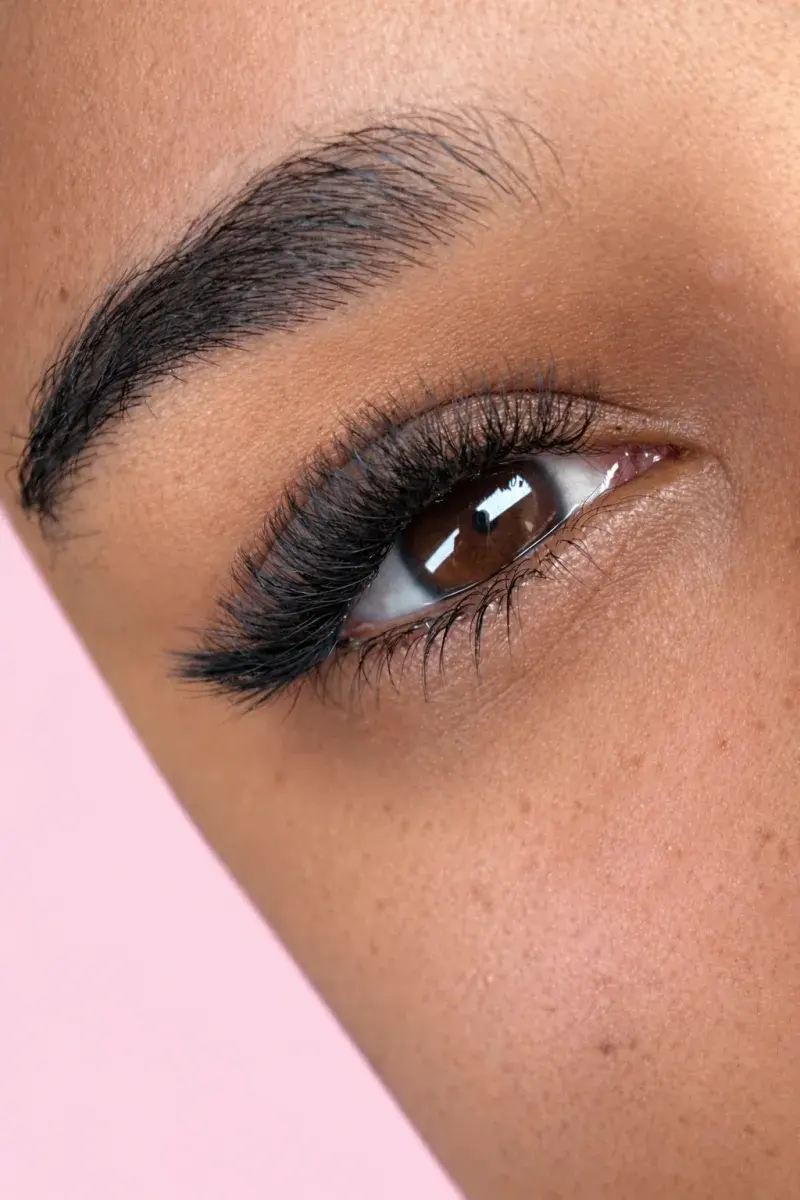 Extensions de cils volume posées par Alicia : œil marron, cils denses et allongés