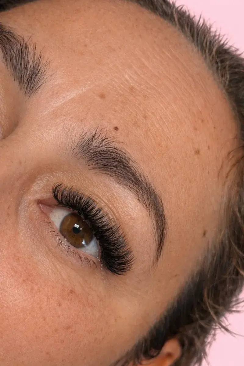 Extensions de cils posées par Alicia : œil levé vers le haut, cils longs et réguliers