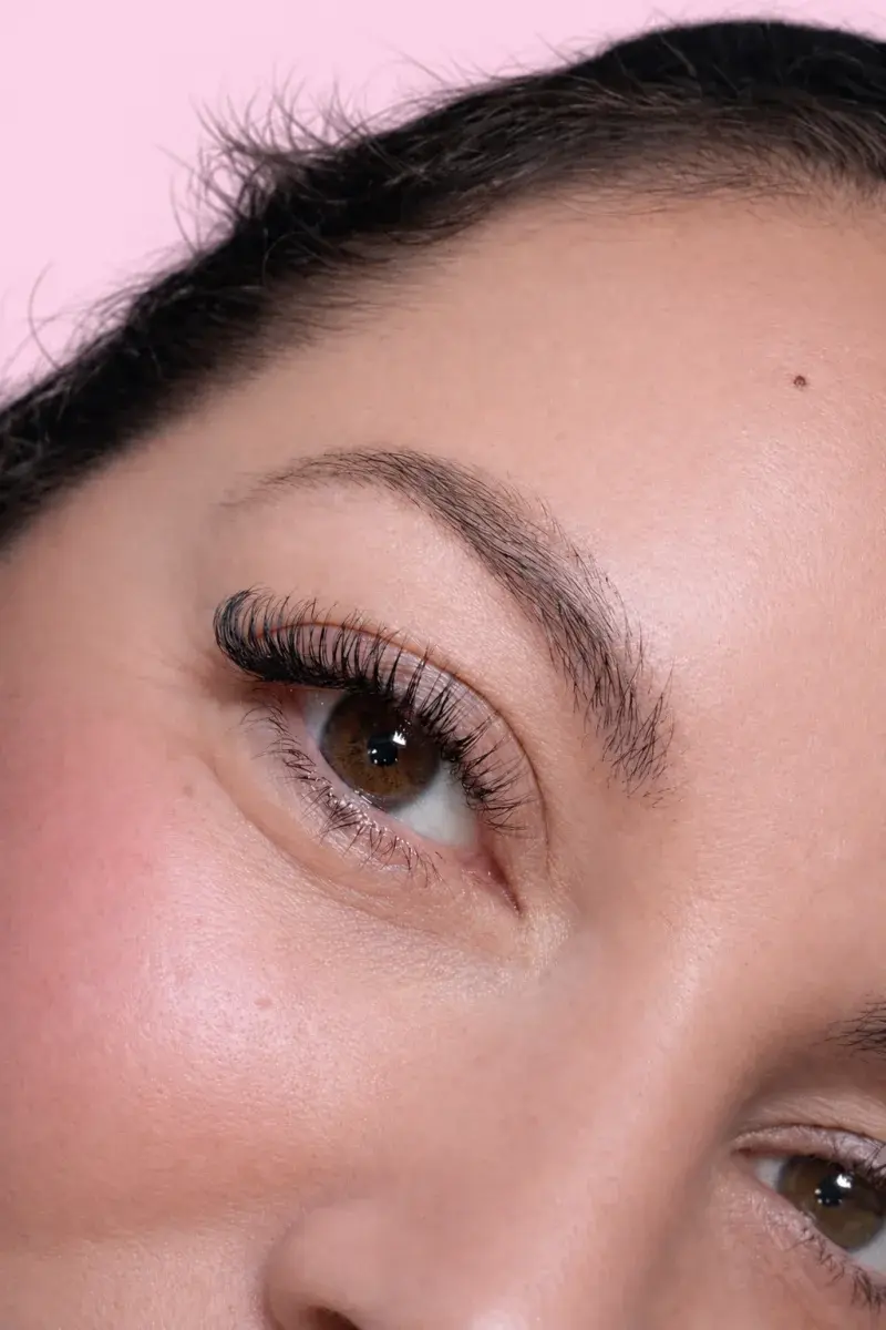 Extensions de cils posées par Alicia : effet naturel, cils séparés et recourbés