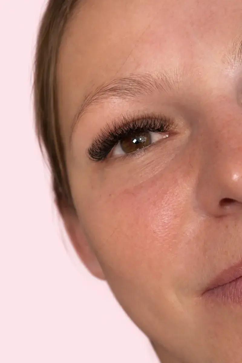 Extensions de cils posées par Alicia : regard de face, frange de cils fournie