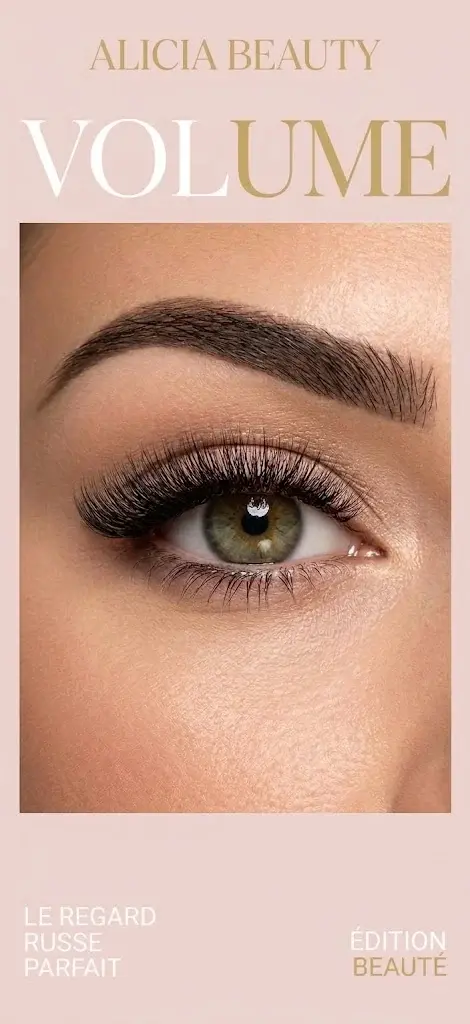 Affiche ALICIA BEAUTY « Volume, le regard russe parfait » : un œil vert aux extensions de cils volume russe