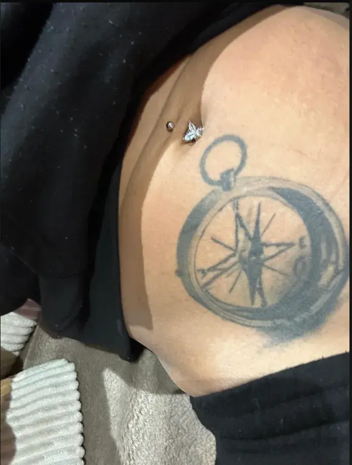 Avant détatouage laser à Cannes : tatouage boussole à l'encre dense, Centre Laser Alicia